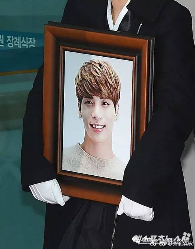 故shinee成员金钟铉21日于首尔峨山医院出殡,shinee成