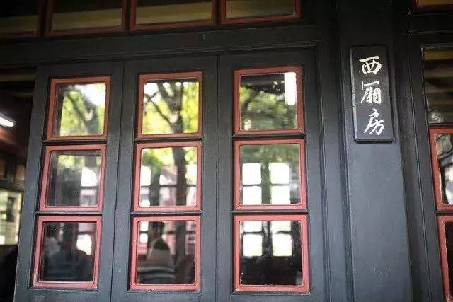 1887年,蒋介石在祖父,父亲开设的玉泰盐铺出生.