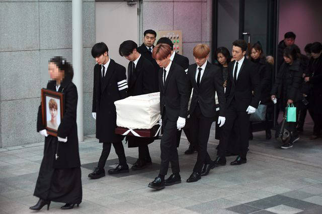 金钟铉去世已有两名粉丝自杀,其中一人经抢救转危为安!