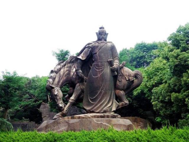 杭州西湖旁除了精忠报国的岳飞外还埋葬这两位民族英雄