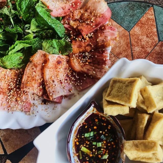 麗江古城 等啊等終於吃上了飯,我們點的招牌納西烤肉,什錦山野菜,香