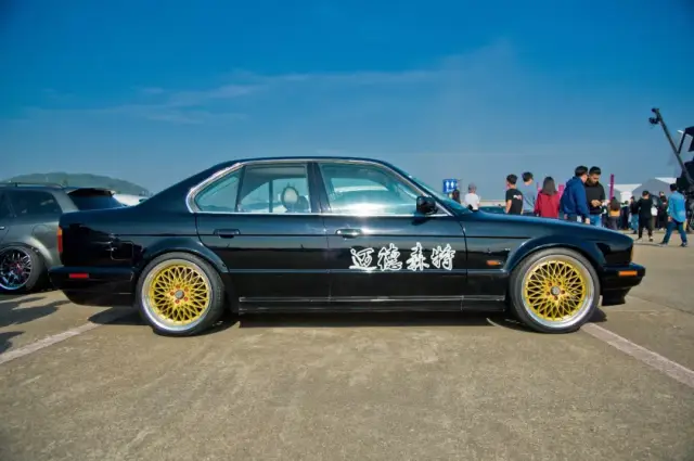 这辆宝马5系e34改装后真的能再风光十年