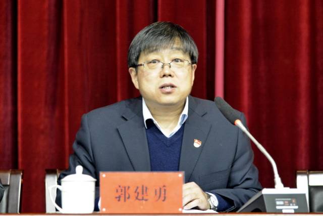 采油厂党委书记郭建勇主持会议. 分发选票