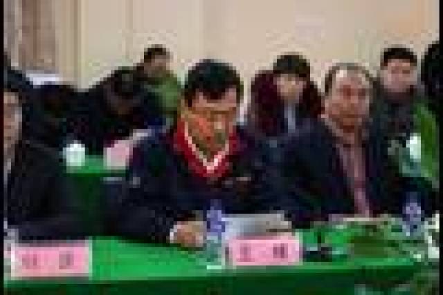 王锋董事长致欢迎辞并做公司介绍 本次会议的一项重要议程是选举新一