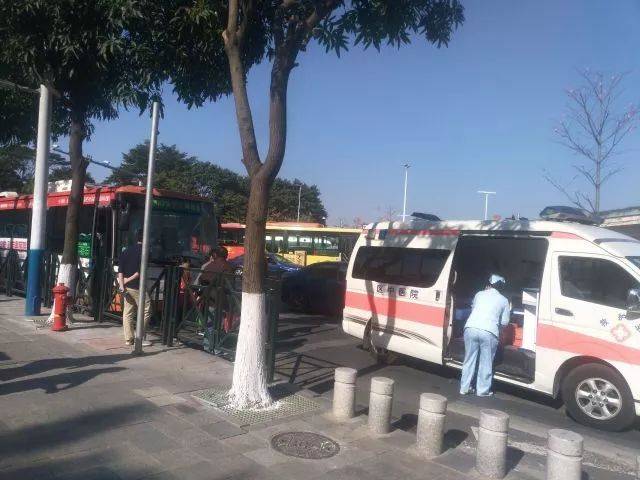 出行安全第一!番禺一天发生两起车祸,其中一起三车连环相撞