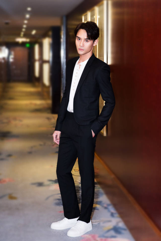 杨幂唐嫣黑白闺蜜装pk王凯胡一天鲜肉当道人气高