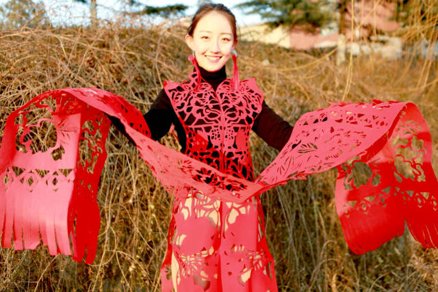 17级新社员倾力设计制作的剪纸服装 配合校礼仪队的模特展示 在冬季为