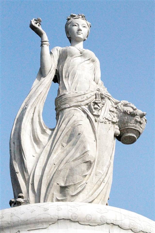 清洗完毕 神女湖雕像焕然一新