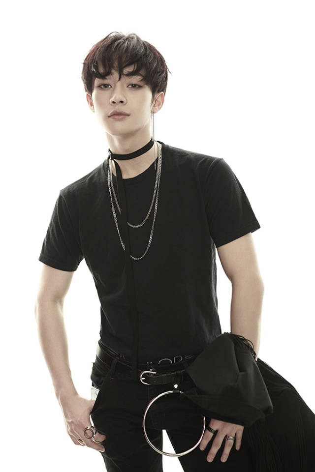 coreone亮相搜狐时尚盛典 诠释黑色系轻熟少年感