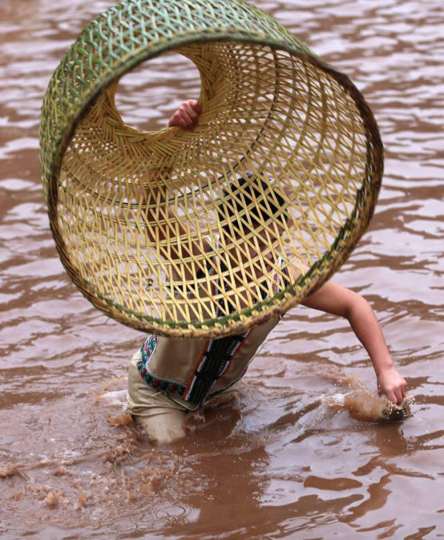 做鱼罩时,先扎一个小圆环,再扎一个大圆环,然后用结实的竹片作骨架,周