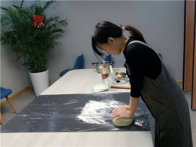 美女编辑化身厨娘,开始包饺子第一步"和面"