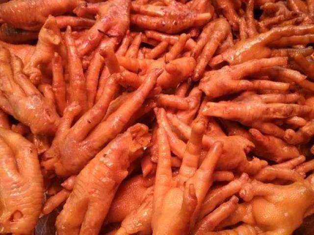 鸡爪骨头连着一层皮,你只需要依次"进攻",它便乖乖地躺在你的舌头上了