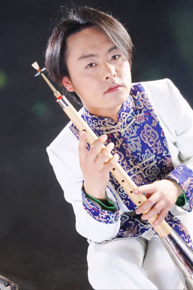 吴旭东,青年二胡演奏家,上海音乐家协会二胡专业委员会常务理事,现任