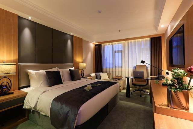 hotel)是河南新亚集团以国际五星级标准打造的豪华商旅酒店