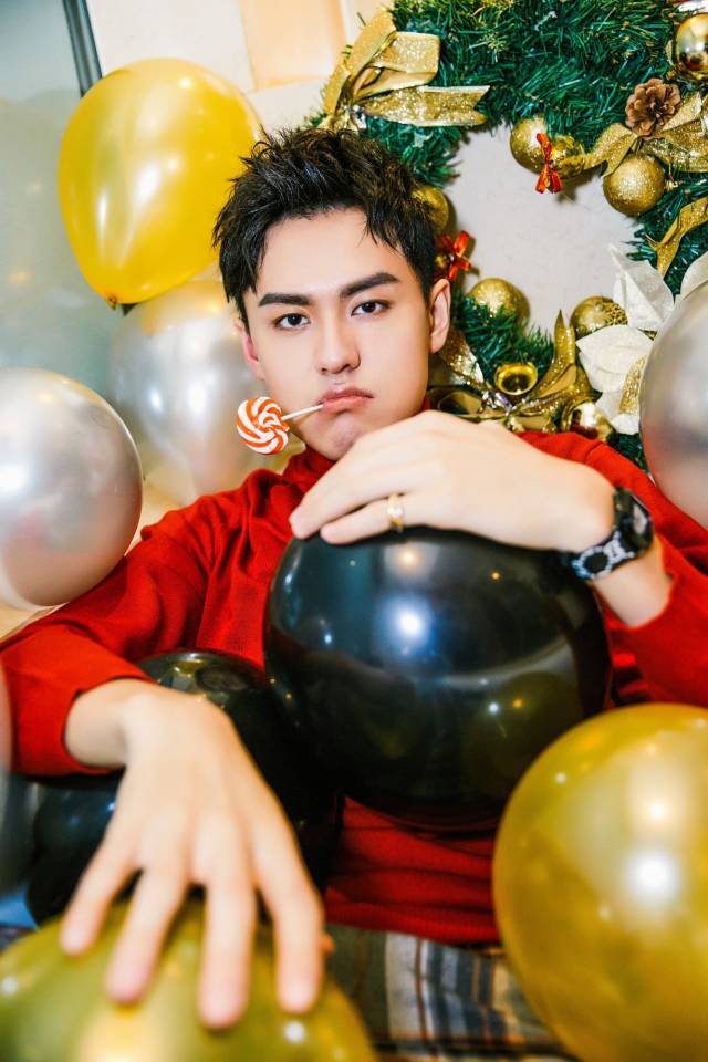 金禹伯提前解锁圣诞写真大片 俏皮鬼马萌化女友心