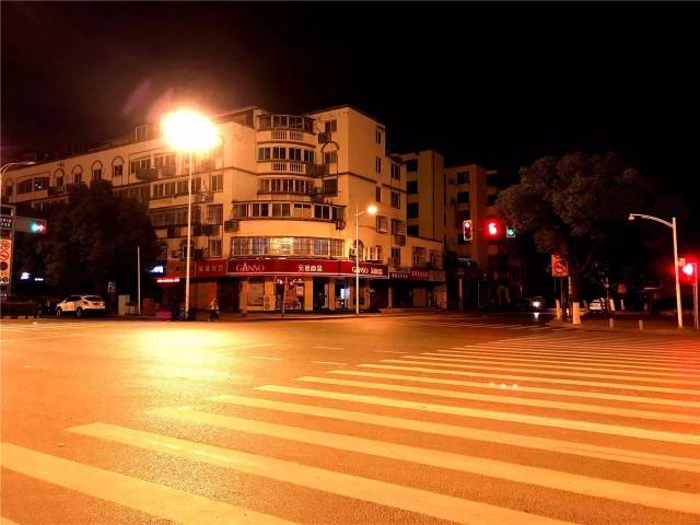 凌晨4:00的苏州他们的工作开始于夜幕下他们每天都会看到苏州的第一缕