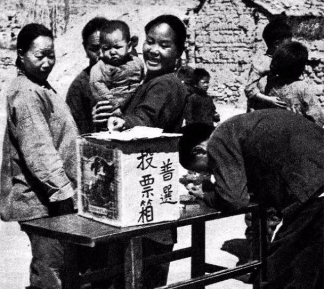 根据地民主选举,妇女选民在投票.照片大约拍摄于1940年左右.