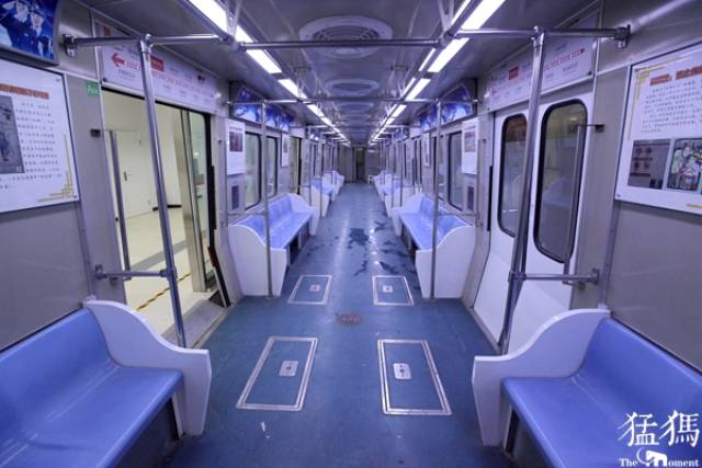 这个地铁车厢是按照真实的车厢一比一的比例设计施工的.