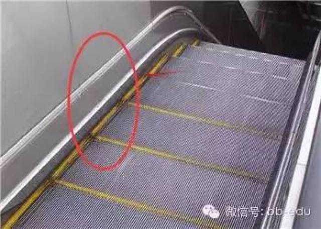 裙板的间隙爸妈一定要警惕这4个非常危险的地方带孩子乘坐手扶电梯要
