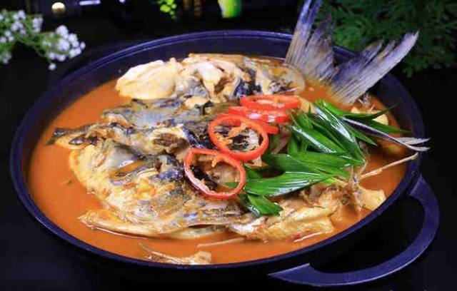 精选 千岛湖有机包头鱼,滚烫的石锅慢慢地将鱼头煲熟,掀开锅盖香味