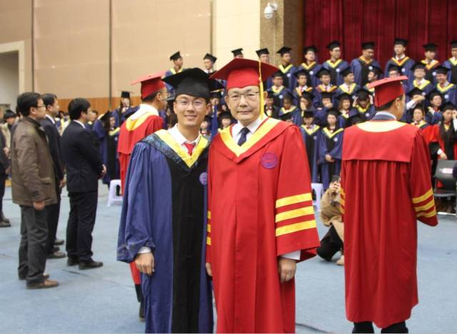 拍照时采取两块拍摄场地交叉进行的方式,场地一拍照时,场地二组织站位
