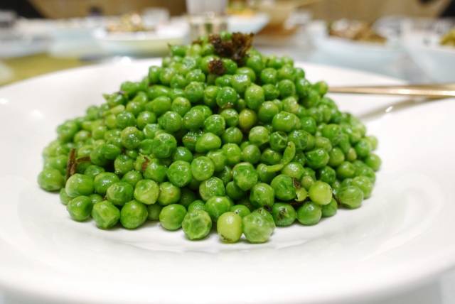 芽菜手剥小甜豆, 一颗颗剥出来可见功夫, 色泽嫩绿,讨人稀饭, 咬起来