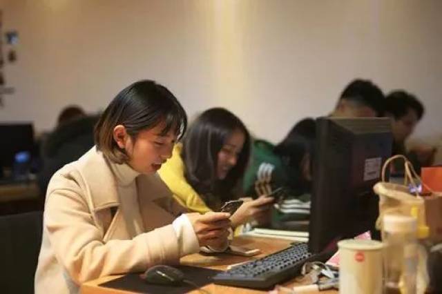 濮阳这个单位的一把手工作时间玩手机游戏被员工偷拍,原来为了4999元