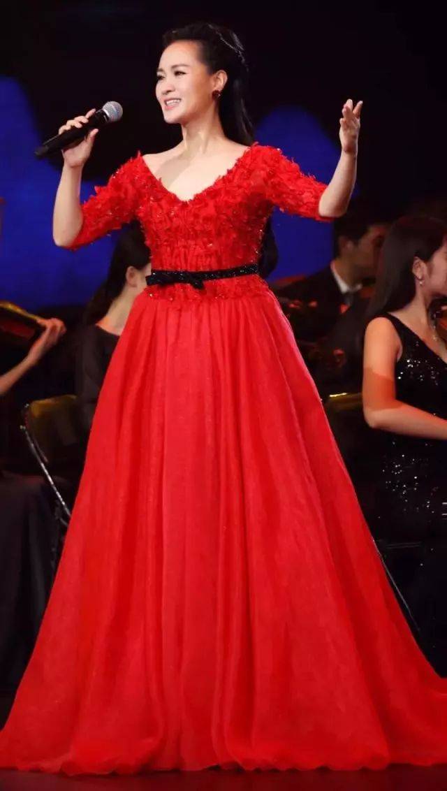 雷佳深情演唱您是我的幸福是我的荣光让红色基因走入心灵