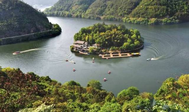 门票:不需要 地址:萧山区戴村镇 分水胜景天溪湖 天溪湖湿地位于桐庐