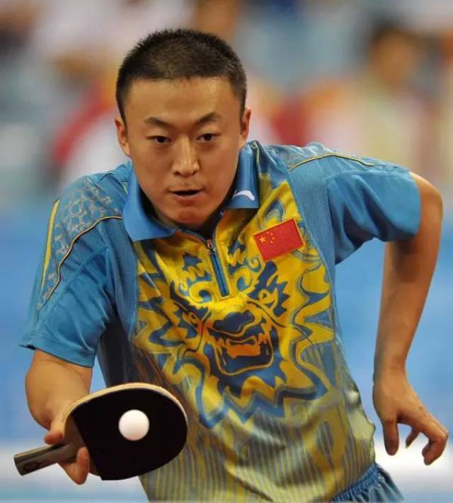 当然也有例外,例如王皓就习惯正手只留出很小的空隙,这样一来 重心靠