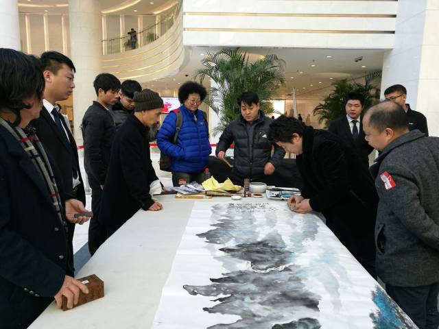 著名画家孙中伟现场泼墨助力京东秋拍再创佳绩