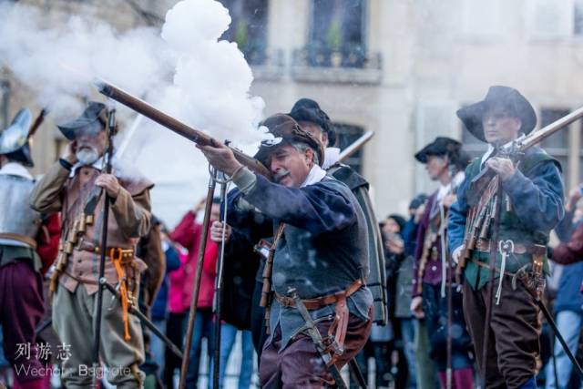 身着17世纪服饰的火枪兵在表演