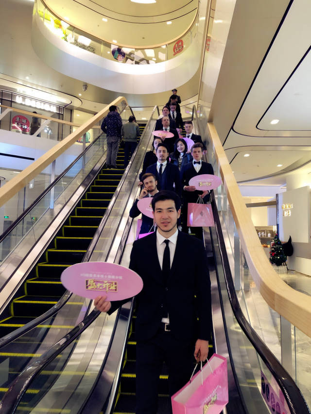 美容院开业洋男模捧场 女顾客轮番紧挨拍合影
