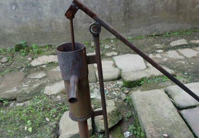 老家的压水井 压出