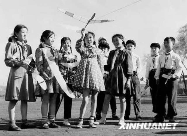 50年代中国穿"布拉吉"的女孩