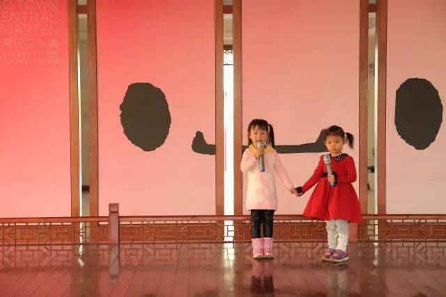 小三班 《彩虹笨笨找妈妈》与《小兔子拔萝卜》中,小演员们都沉浸在