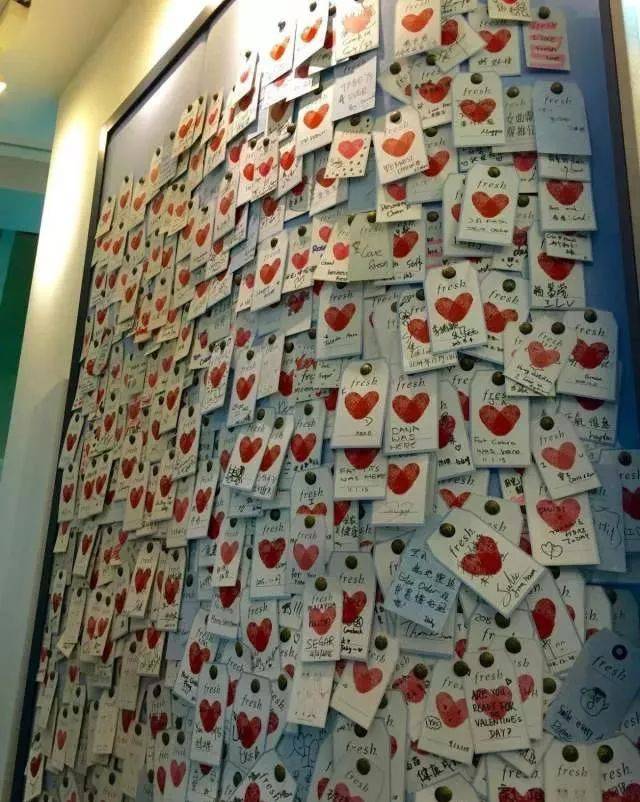 把自己的愿望写在许愿墙上,说不定好运会降临在你身上呢