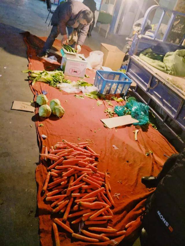 到了晚上7点左右,来买蔬菜的人已经很少,卖蔬菜的小摊贩已经准备收摊