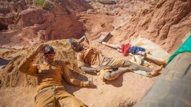 正在休息的矿工