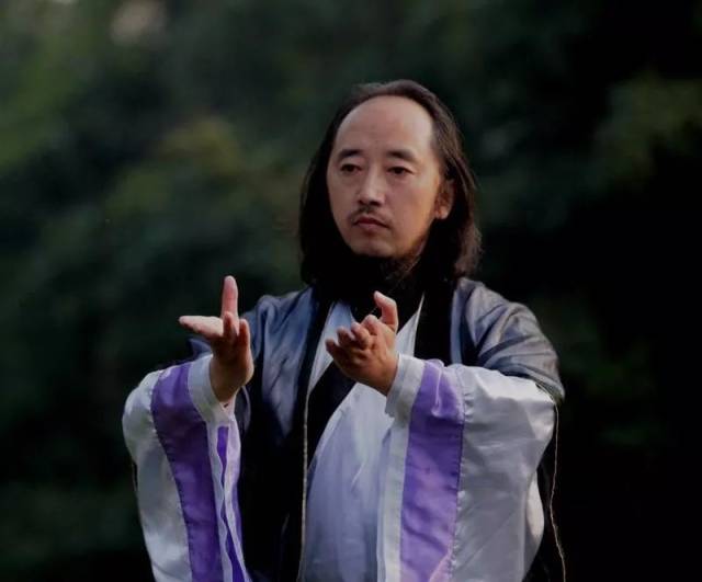 刘绥滨是地道的都江堰人,青城派第三十六代掌门人,道号:信玄,四川省