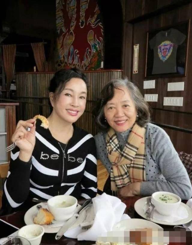 62歲劉曉慶參加同學會,昔日同班同學,如今合照卻似媽媽和女兒