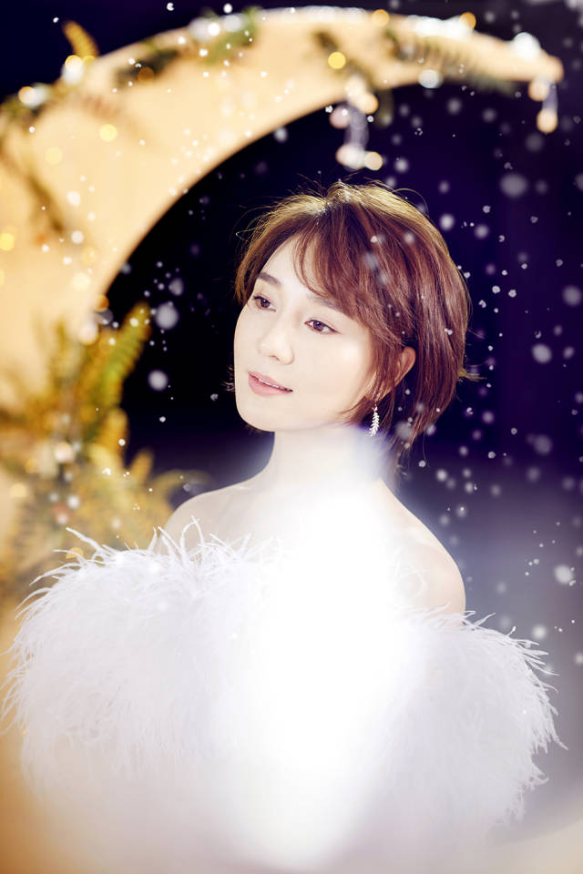 蓉卓侧颜梦幻 近日,实力派演员蓉卓曝光一组白色圣诞写真,写真中的她
