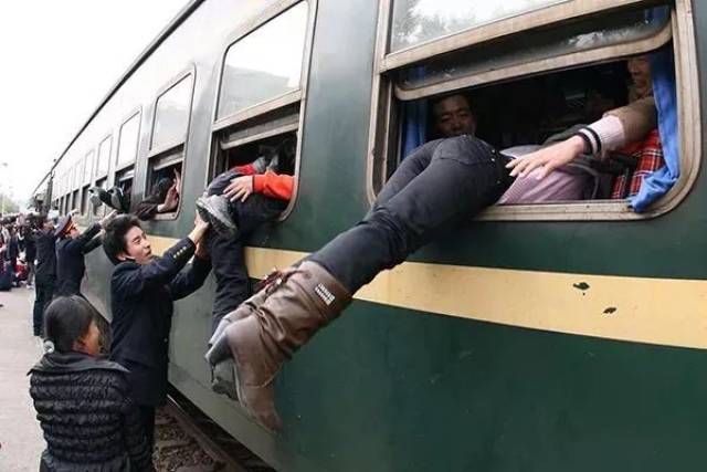 2010年1月25日,东莞东火车站,乘客从车窗爬上列车. 视觉中国