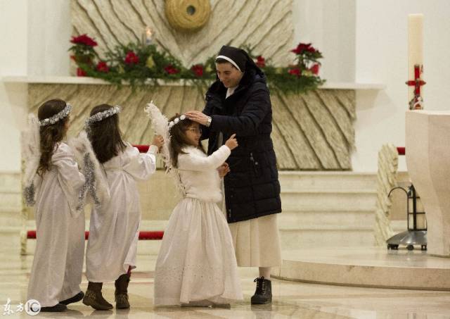这是一名天主教修女帮助科索沃儿童穿着天使.(图片来自东方ic)