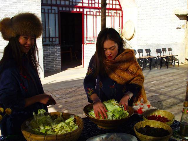 刘娟与好友正在做泡菜,我们有幸看到了他们的日常劳作生活.