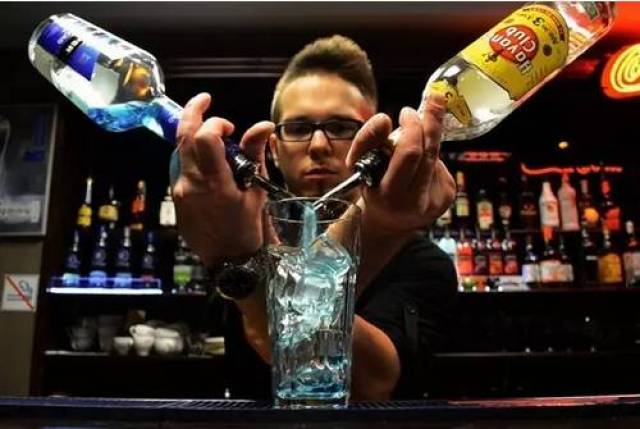 9,开一瓶灰雁(grey goose)伏特加并不是多酷的行为,而是很危险.