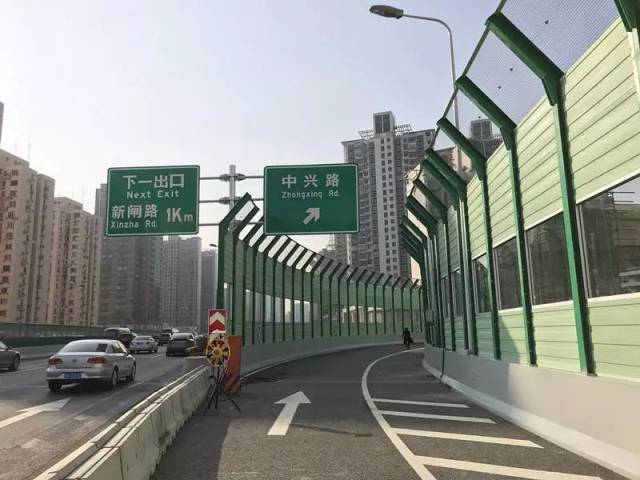 匝道出口位于共和新路中兴路路口向西约300米处,南北高架由北向南车辆