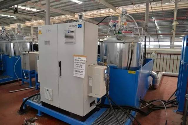 箱体发泡采用德国进口发泡机,快速发泡料,28工位箱体发泡夹具,降低