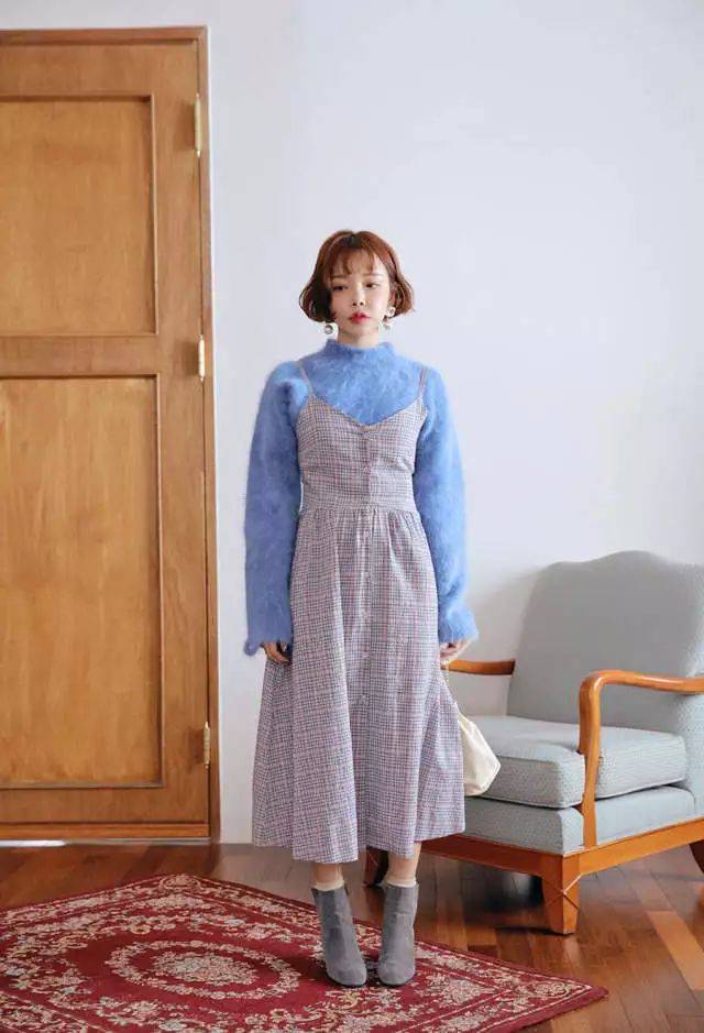粉蓝色搭配碎花吊带裙 清新的少女感