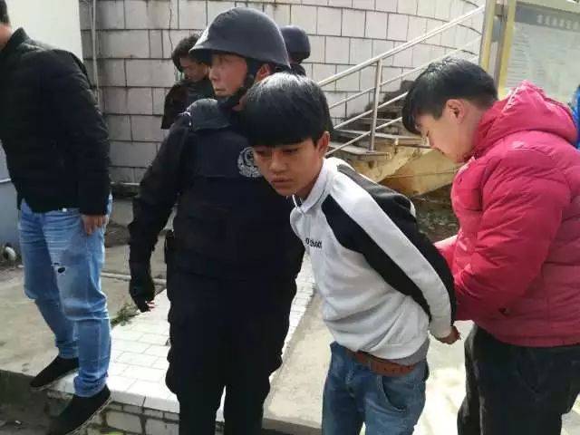 【号外】@5毛贼街头持刀抢劫,被锡都警方一网打尽!